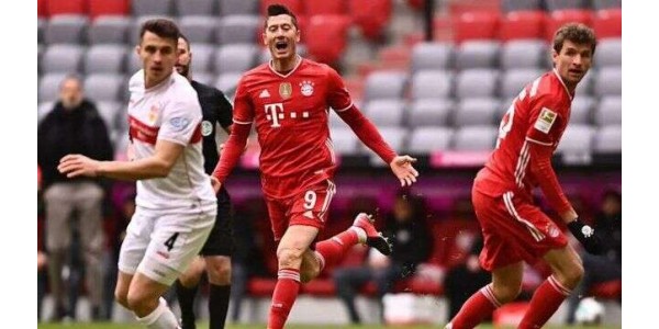 Robert Lewandowski et Thomas Müller se sont rencontrés au FC Bayern München Robert Lewandowski et Thomas Müller se sont rencontrés au FC Bayern München
